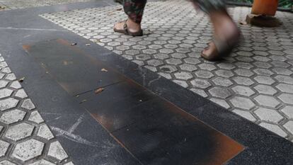 Las placas en memoria de cinco víctimas del terrorismo han sido saboteadas en San Sebastián. 