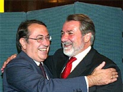Nicolás Redondo Terreros y Jaime Mayor, ayer en el Club Siglo XXI.