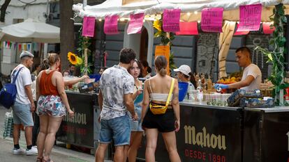 Varias personas comparten, durante las Fiestas de San Lorenzo, en Madrid en agosto de 2023.
