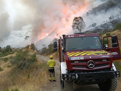 Los servicios de emergencia reanudaban este lunes sus labores de extinción de los incendios en León.