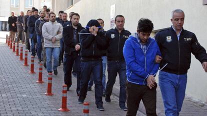 Agentes de polic&iacute;a escoltan los detenidos este mi&eacute;rcoles por presuntos v&iacute;nculos con el cl&eacute;rigo Fethullah Gulen.