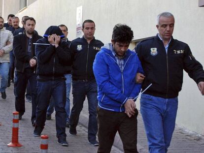 Agentes de polic&iacute;a escoltan los detenidos este mi&eacute;rcoles por presuntos v&iacute;nculos con el cl&eacute;rigo Fethullah Gulen.