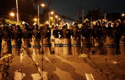 La policía permance detrás de una barricada, mientras miles de manifestantes egipcios marcha hacia el Palacio Presidencial de Egipto.