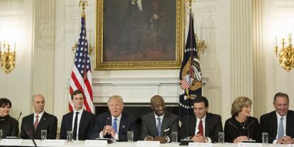 Donald J. Trump durante una reuni&oacute;n con los directores generales de compa&ntilde;&iacute;as manufactureras.