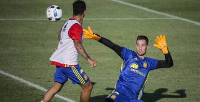 El portero Sergio Rico, durante el entrenamiento de la selección española.