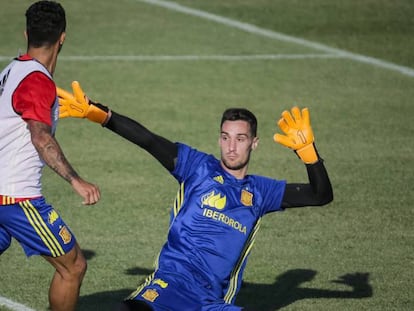 El portero Sergio Rico, durante el entrenamiento de la selección española.