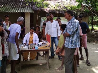 Prubas médicas en una zona rural de India.