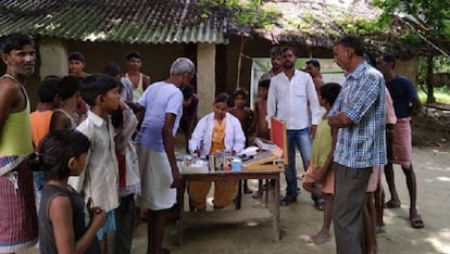 Prubas médicas en una zona rural de India.