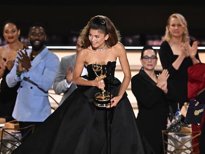 Zendaya recoge su premio Emmy a mejor actriz por 'Euphoria' el 12 de septiembre de 2022 en Los Ángeles, California.