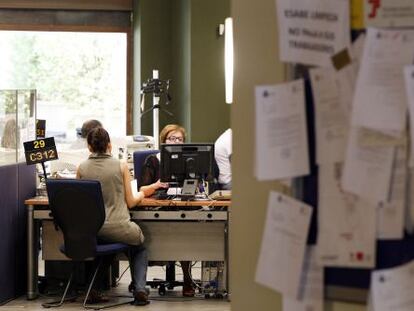 Funcionarios en una oficina de la Seguridad Social, en Madrid.