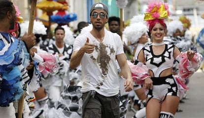 El cantante español Enrique Iglesias, en la filmación del videoclip de su sencillo 'Súbeme la radio', en La Habana.