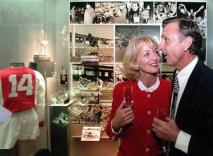 Johan Cruyff y su mujer miran la camiseta con el número 14 en el museo del Ajax.