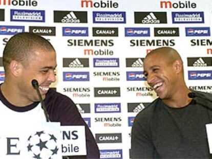 Ronaldo y Roberto Carlos se divierten durante una conferencia de prensa celebrada ayer. PLANO MEDIO - ESCENA