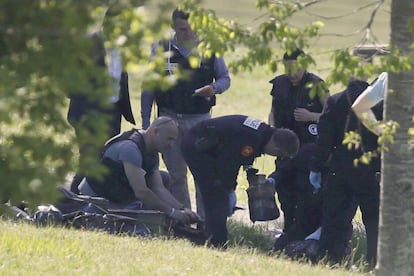 Policías franceses retiran armamento de uno de los zulos de ETA en Francia.