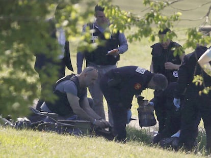 Polic&iacute;as franceses retiran armamento de uno de los zulos de ETA en Francia.