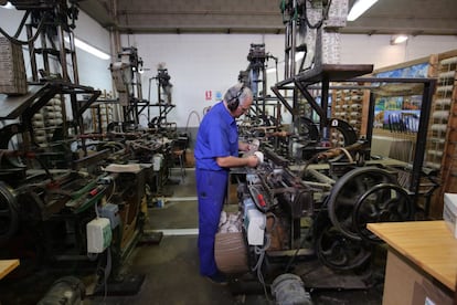 Realizan más de 350.000 pares por año desde la fábrica en Bañolas, Girona. Cuenta con 300 empleados.