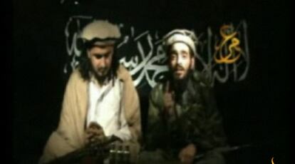 Imagen del video emitido por  Al Yazira en el que aparece Al Balawi y el lider de los talibanes de Pakistán