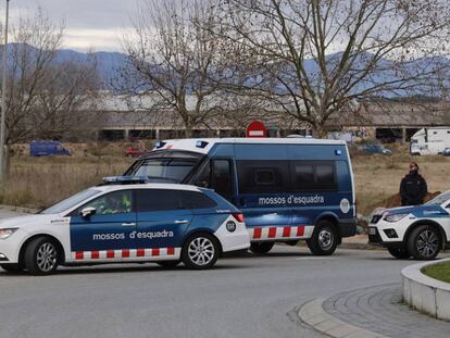 Control de los Mossos en la salida de un recinto industrial donde se organizó en enero de 2021 una macro fiesta ilegal en Llinars del Valles.