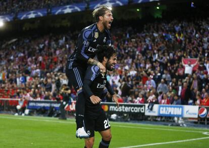 El centrocampista del Real Madrid Isco Alarcón (abajo) celebra con Sergio Ramos su gol.