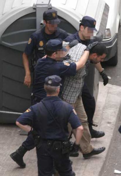 La policía conduce a un detenido en Santa Coloma.