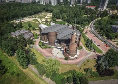 <strong>De la fama al olvido</strong>. Iglesia de la Santa Cruz y de Nuestra Señora Sanadora de los Enfermos, en Katowice (1979-1993). Esta inmensa iglesia de arquitectura postmoderna fue diseñada por Henryk Buszki y Aleksander Frante, las figuras más famosas del movimiento moderno polaco de posguerra, y autores de la urbanización en la que está localizado el templo. Sin embargo, ha permanecido en un semiolvido del que sale ahora gracias a esta investigación. |