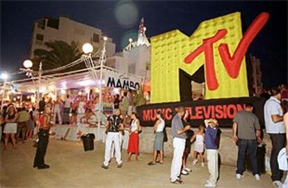 Preparativos de la fiesta de la MTV, en Sant Antoni.