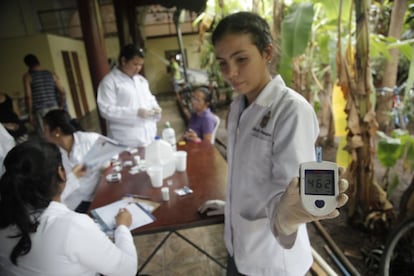 Una estudiante de medicina de la UNAN muestra el resultado de la prueba de una paciente.