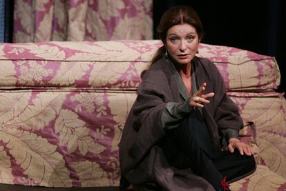 Marie-France Pisier, sobre el escenario del teatro de la Gaîté Montparnasse de París, en una escena de la obra <i>Chère Maître</i>.