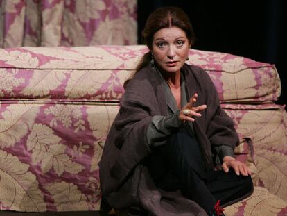 Marie-France Pisier, sobre el escenario del teatro de la Gaîté Montparnasse de París, en una escena de la obra <i>Chère Maître</i>.