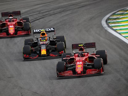 El Red Bull de Checo Pérez entre los Ferrari de Carlos Sainz Jr. y Charles Leclerc.