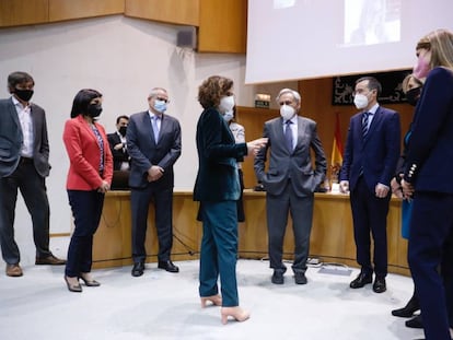 La ministra de Hacienda, María Jesús Montero, con el grupo de expertos para la reforma fiscal