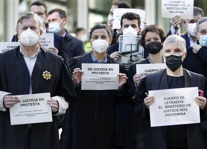 Concentración de letrados de la administración de justicia ante la Ciudad de la Justicia de Barcelona con motivo de la huelga convocada en el sector el pasado mes de enero. 