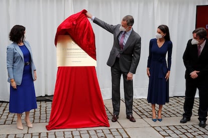 Los reyes Felipe y Letizia acompañados por la presidenta de la Comunidad de Madrid, Isabel Díaz Ayuso, y el director del Instituto Cervantes, Luis García Montero, descubren una placa conmemorativa en el histórico edificio alcalaíno, conocido como Colegio del Rey, durante los actos del Dia del Libro.