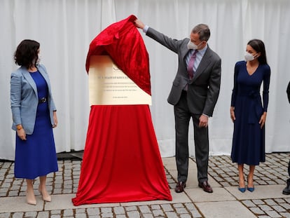 Los reyes Felipe y Letizia acompañados por la presidenta de la Comunidad de Madrid, Isabel Díaz Ayuso, y el director del Instituto Cervantes, Luis García Montero, descubren una placa conmemorativa en el histórico edificio alcalaíno, conocido como Colegio del Rey, durante los actos del Dia del Libro.