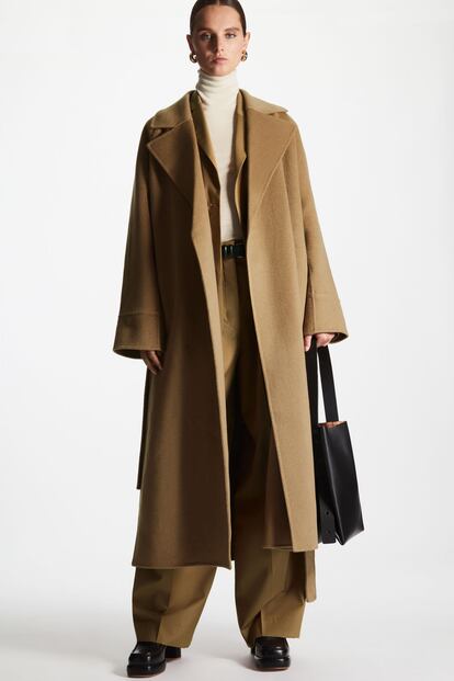 Si una prenda de estilo eterno que jamás pasará de moda y en la que merece la pena invertir, esa es el abrigo clásico de color camel. Este de grandes solapas y silueta holgada es de COS.

225€