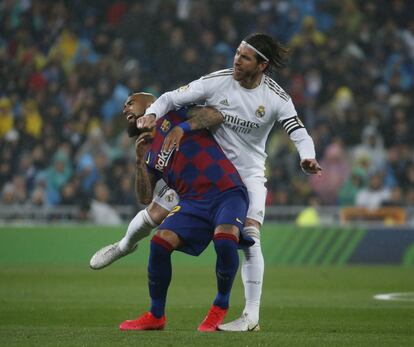 Sergio Ramos y Arturo Vidal en un lance del partido.