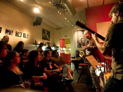 Una actuaci&oacute;n musical en el bar Heliog&agrave;bal de Gr&agrave;cia. 