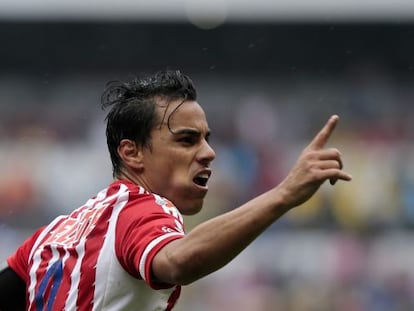 Omar Bravo celebra un gol ante el América.