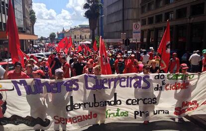 Sem-terra durante protesto no dia 12 em Porto Alegre.