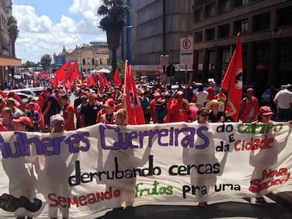 Sem-terra durante protesto no dia 12 em Porto Alegre.