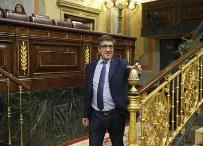 El socialista Patxi López, expresidente del Congreso, entra en el hemiciclo para asistir a la tercera sesión del debate de investidura.