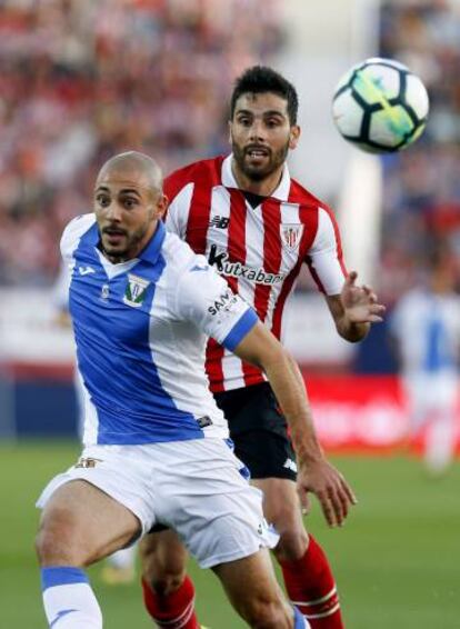 Nordin Amrabat lucha por la pelota en el partido contra el Athletic.