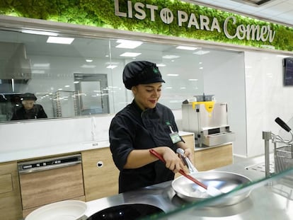 Zona de preparación de platos de Mercadona en una tienda de Burjassot (Valencia).