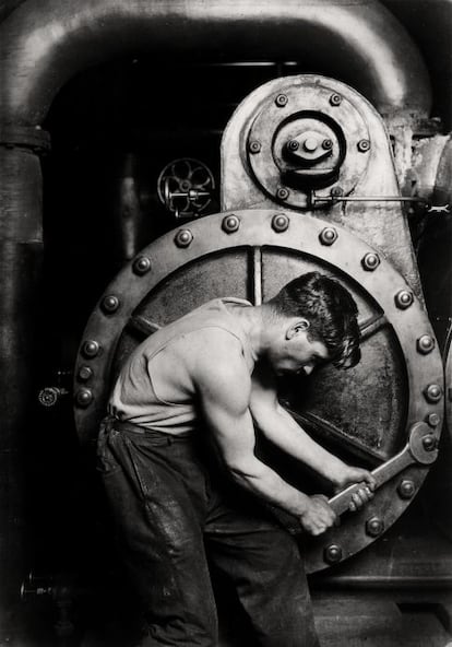'Mecánico en una bomba de vapor de una central eléctrica', 1920. Colección George Eastman House, 2012.