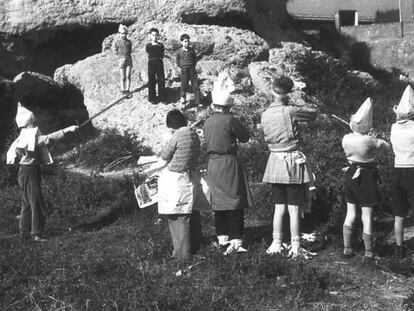 &#039;Juego de ni&ntilde;os&#039; (1936), fotograf&iacute;a de Agust&iacute; Centelles en la que varios ni&ntilde;os juegan a fusilar a otros. 