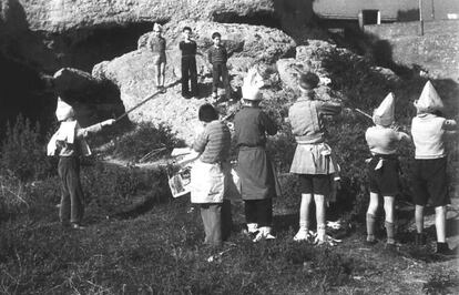'Juego de niños' (1936), fotografía de Agustí Centelles en la que varios niños juegan a fusilar a otros.