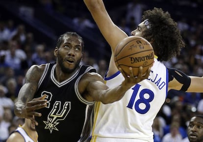 Kawhi Leonard, marcado por Anderson Varejão.