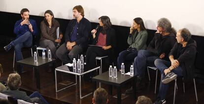 De izquierda a derecha: el actor Dani Rovira; Paula Farias, expresidenta de Médicos sin Fronteras; Javier Bardem; Elena S. Sánchez, periodista y presentadorade 'Días de Cine'; la actriz Elena Anaya; el director Fernando León de Aranoa y Javier Corcuera, director y guinista, este lunes en las jornadas Cine, Ayuda y Solidaridad que ha celebrado la Academia de Cine.