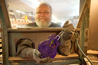 El artista y diseñador Kjell Engman con una de sus creaciones de vidrio soplado.