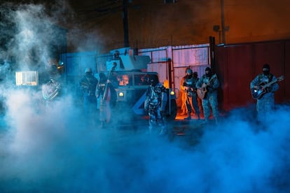 El 'narco rapero' mexicano, Makabelico, durante la grabación de un video.